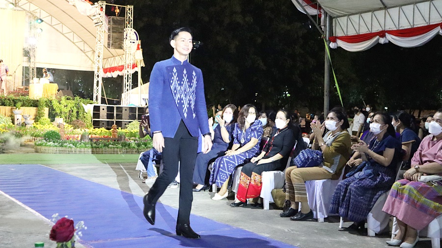 พช.นครพนม จัดประกวดเดินแบบชุดแต่งกาย “ผ้าไทยใส่ให้สนุก” กิจกรรม “ร้อยหลาก พรรณราย ผ้าไทยนครพนม” ในงานประเพณีไหลเรือไฟและงานกาชาดจังหวัดนครพนม ประจำปี 2565