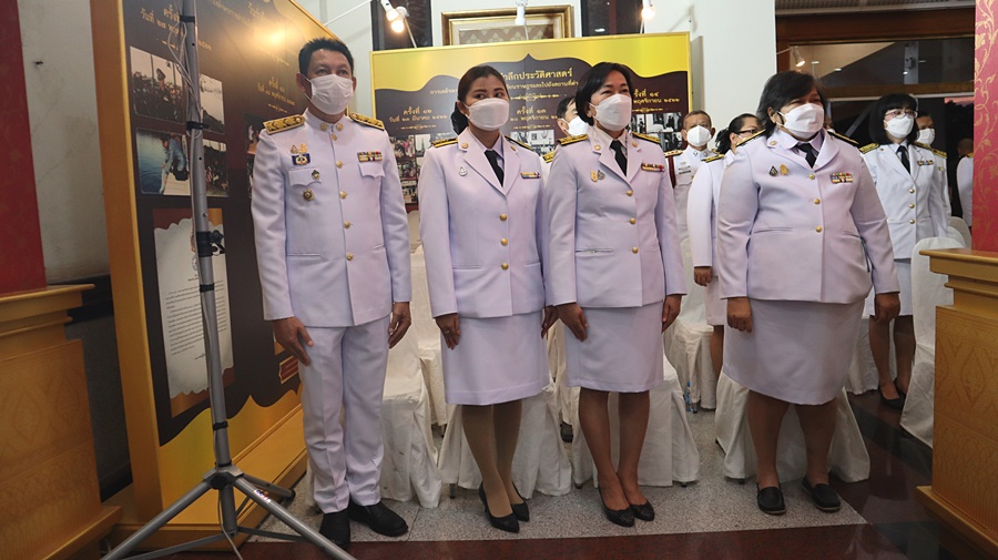 พสกนิกรนครพนม พร้อมใจประกอบพิธีวางพวงมาลาถวายราชสักการะ เนื่องในวันคล้ายวันสวรรคต พระบาทสมเด็จพระบรมชนกาธิเบศร มหาภูมิพลอดุลเดชมหาราช บรมนาถบพิตร 13 ตุลาคม 2565