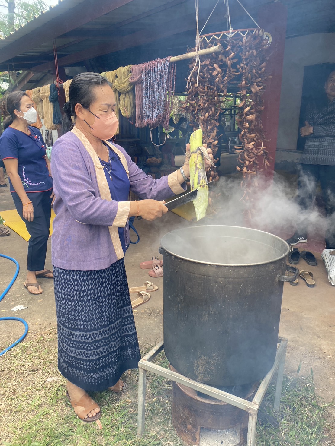 กรมการพัฒนาชุมชน ขับเคลื่อนการสืบสานภูมิปัญญาและองค์ความรู้การย้อมผ้าด้วยสีธรรมชาติในการพัฒนาผลิตภัณฑ์ผ้าไทย พื้นที่จังหวัดนครพนม