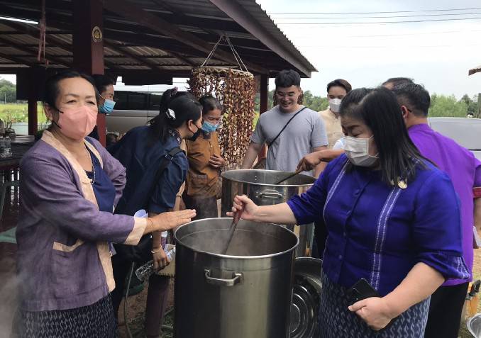 กรมการพัฒนาชุมชน ขับเคลื่อนการสืบสานภูมิปัญญาและองค์ความรู้การย้อมผ้าด้วยสีธรรมชาติในการพัฒนาผลิตภัณฑ์ผ้าไทย พื้นที่จังหวัดนครพนม