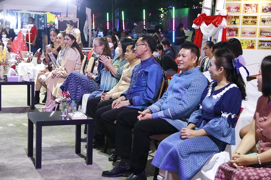 พช.นครพนม จัดประกวดเดินแบบชุดแต่งกาย “ผ้าไทยใส่ให้สนุก” กิจกรรม “ร้อยหลาก พรรณราย ผ้าไทยนครพนม” ในงานประเพณีไหลเรือไฟและงานกาชาดจังหวัดนครพนม ประจำปี 2565