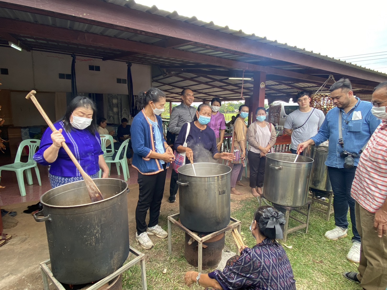 กรมการพัฒนาชุมชน ขับเคลื่อนการสืบสานภูมิปัญญาและองค์ความรู้การย้อมผ้าด้วยสีธรรมชาติในการพัฒนาผลิตภัณฑ์ผ้าไทย พื้นที่จังหวัดนครพนม