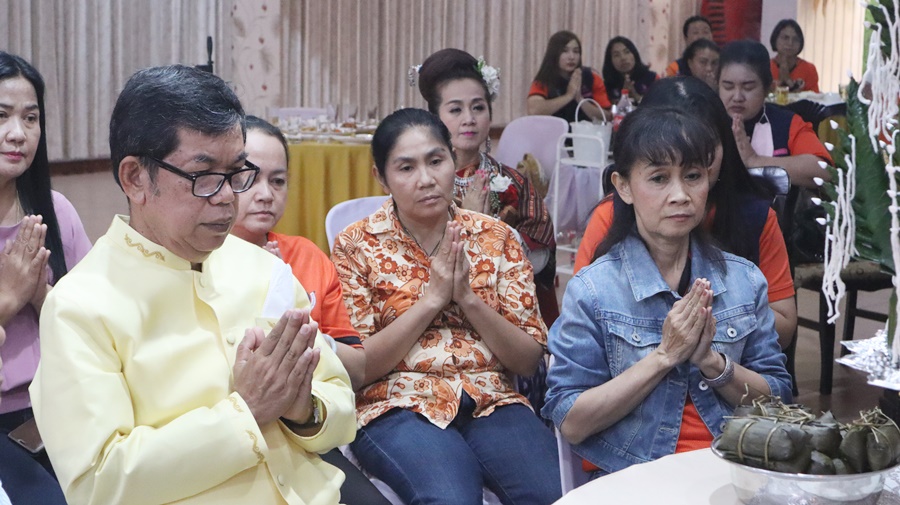 พช.นครพนม จัดกิจกรรม “ร้อยความรัก ถักทอใจ สานสายใย มุทิตา” ในการแสดงความยินดีแด่ข้าราชการที่เกษียณอายุราชการและลาออกจากราชการ