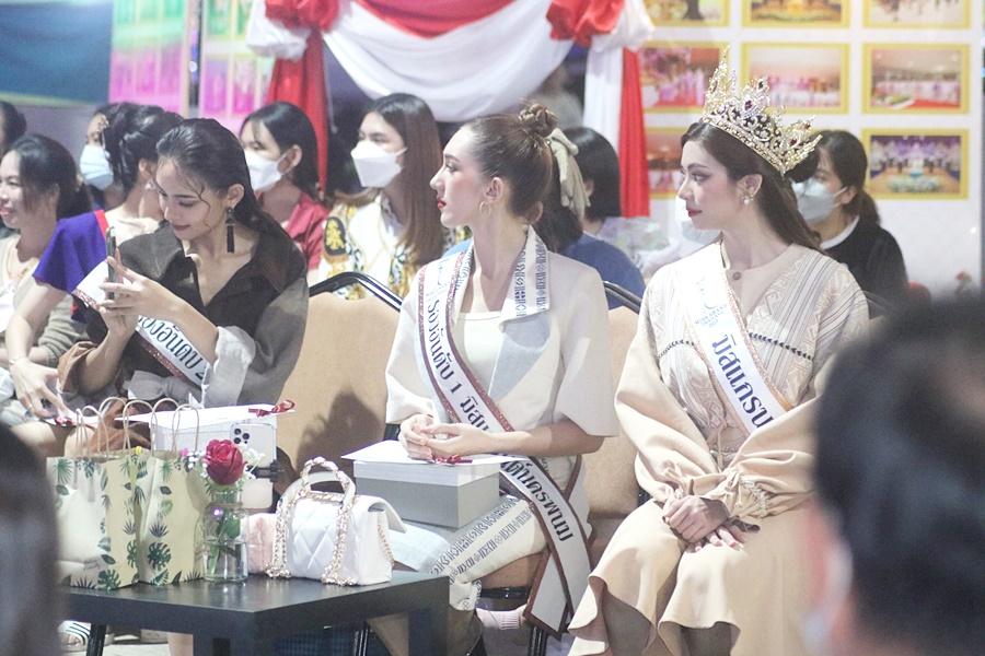 พช.นครพนม จัดประกวดเดินแบบชุดแต่งกาย “ผ้าไทยใส่ให้สนุก” กิจกรรม “ร้อยหลาก พรรณราย ผ้าไทยนครพนม” ในงานประเพณีไหลเรือไฟและงานกาชาดจังหวัดนครพนม ประจำปี 2565