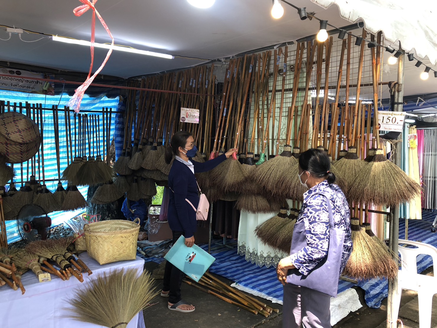 พช.นครพนม เสริมทัพ OTOP งานประเพณีไหลเรือไฟและงานกาชาดจังหวัดนครพนม ประจำปี 2565