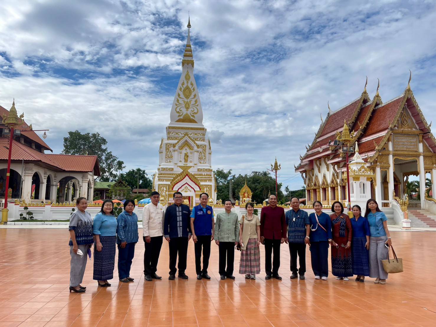 อธิบดีกรมการพัฒนาชุมชน ตรวจติดตามการดำเนินโครงการสืบสานพระราชปณิธาน “นาหว้าโมเดล” ในโอกาสครบรอบ 50 ปี โครงการศิลปาชีพ
