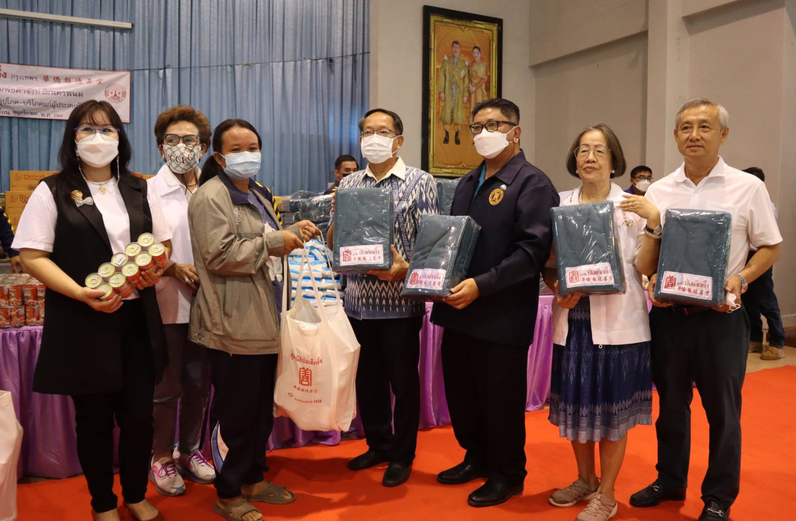 นครพนม ร่วมจัดกิจกรรมแจกผ้าห่มและเครื่องอุปโภค-บริโภคป้องกันภัยหนาว