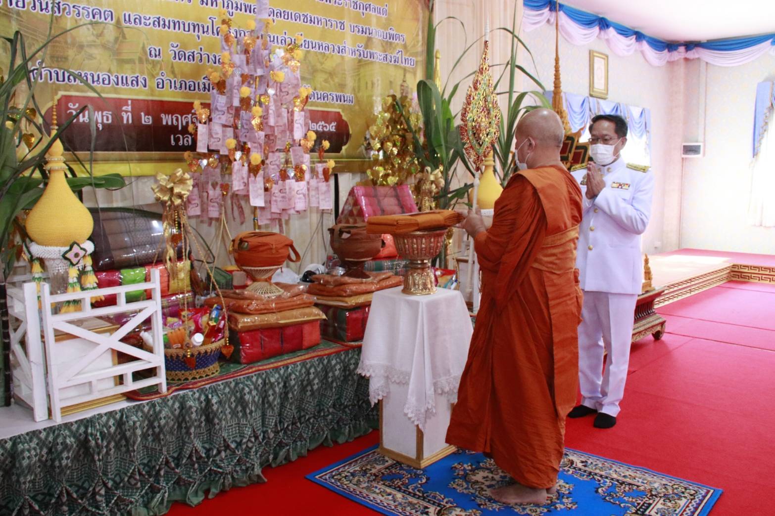 นครพนม พร้อมใจประกอบพิธีทอดผ้าป่าสมทบโครงการทุนเล่าเรียนหลวงสำหรับพระสงฆ์ไทย