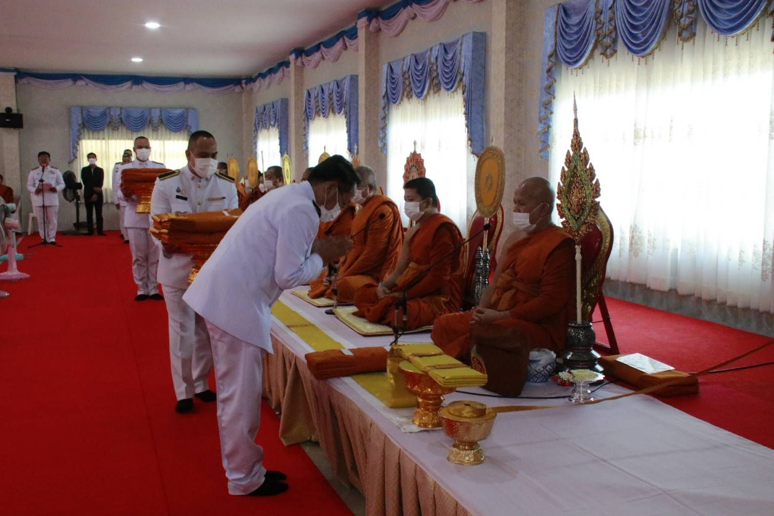 นครพนม พร้อมใจประกอบพิธีทอดผ้าป่าสมทบโครงการทุนเล่าเรียนหลวงสำหรับพระสงฆ์ไทย