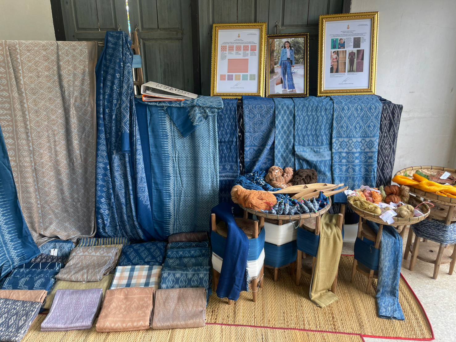 อธิบดีกรมการพัฒนาชุมชน ตรวจติดตามการดำเนินโครงการสืบสานพระราชปณิธาน “นาหว้าโมเดล” ในโอกาสครบรอบ 50 ปี โครงการศิลปาชีพ