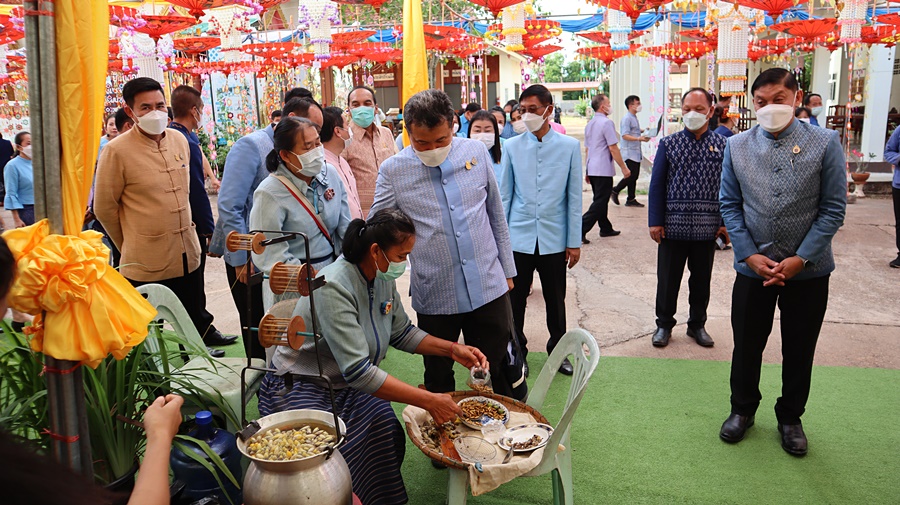 ปท. เปิดงานรวมพลังสตรีไทนาหว้า เทิดไท้ 90 พรรษา พระมารดาแห่งผ้าไทย และฉลองครบรอบ 50 ปี โครงการศิลปาชีพ