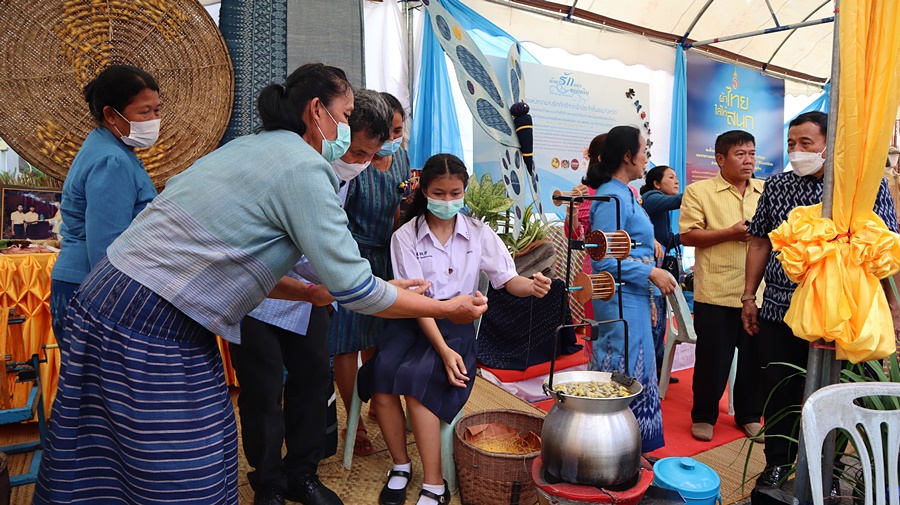 ปท. เปิดงานรวมพลังสตรีไทนาหว้า เทิดไท้ 90 พรรษา พระมารดาแห่งผ้าไทย และฉลองครบรอบ 50 ปี โครงการศิลปาชีพ