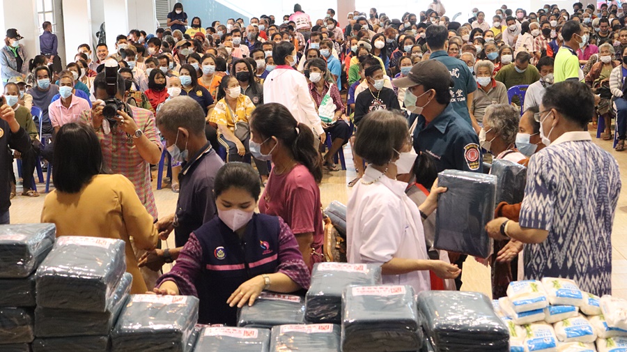 นครพนม ร่วมจัดกิจกรรมแจกผ้าห่มและเครื่องอุปโภค-บริโภคป้องกันภัยหนาว