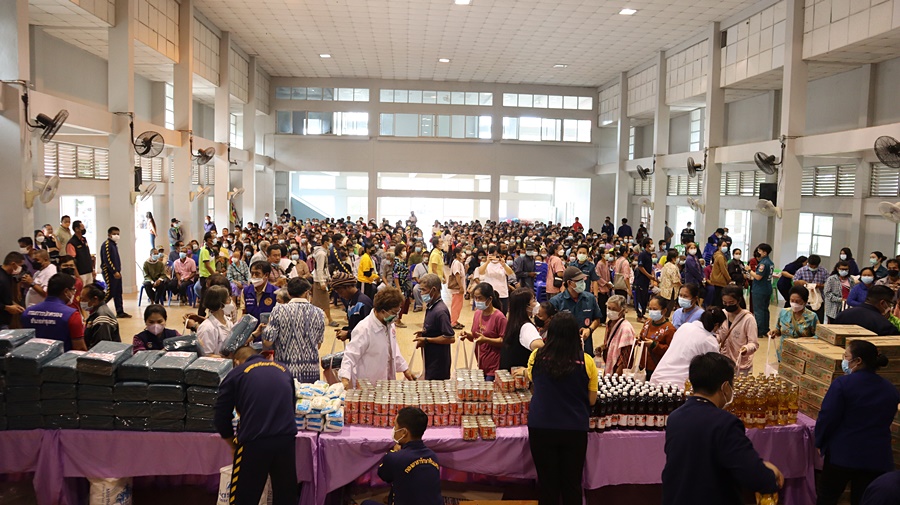 นครพนม ร่วมจัดกิจกรรมแจกผ้าห่มและเครื่องอุปโภค-บริโภคป้องกันภัยหนาว
