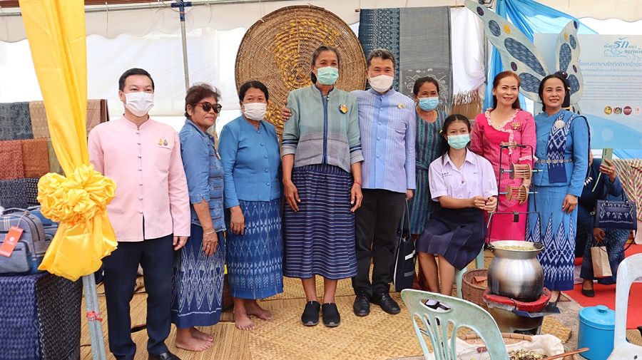 ปท. เปิดงานรวมพลังสตรีไทนาหว้า เทิดไท้ 90 พรรษา พระมารดาแห่งผ้าไทย และฉลองครบรอบ 50 ปี โครงการศิลปาชีพ