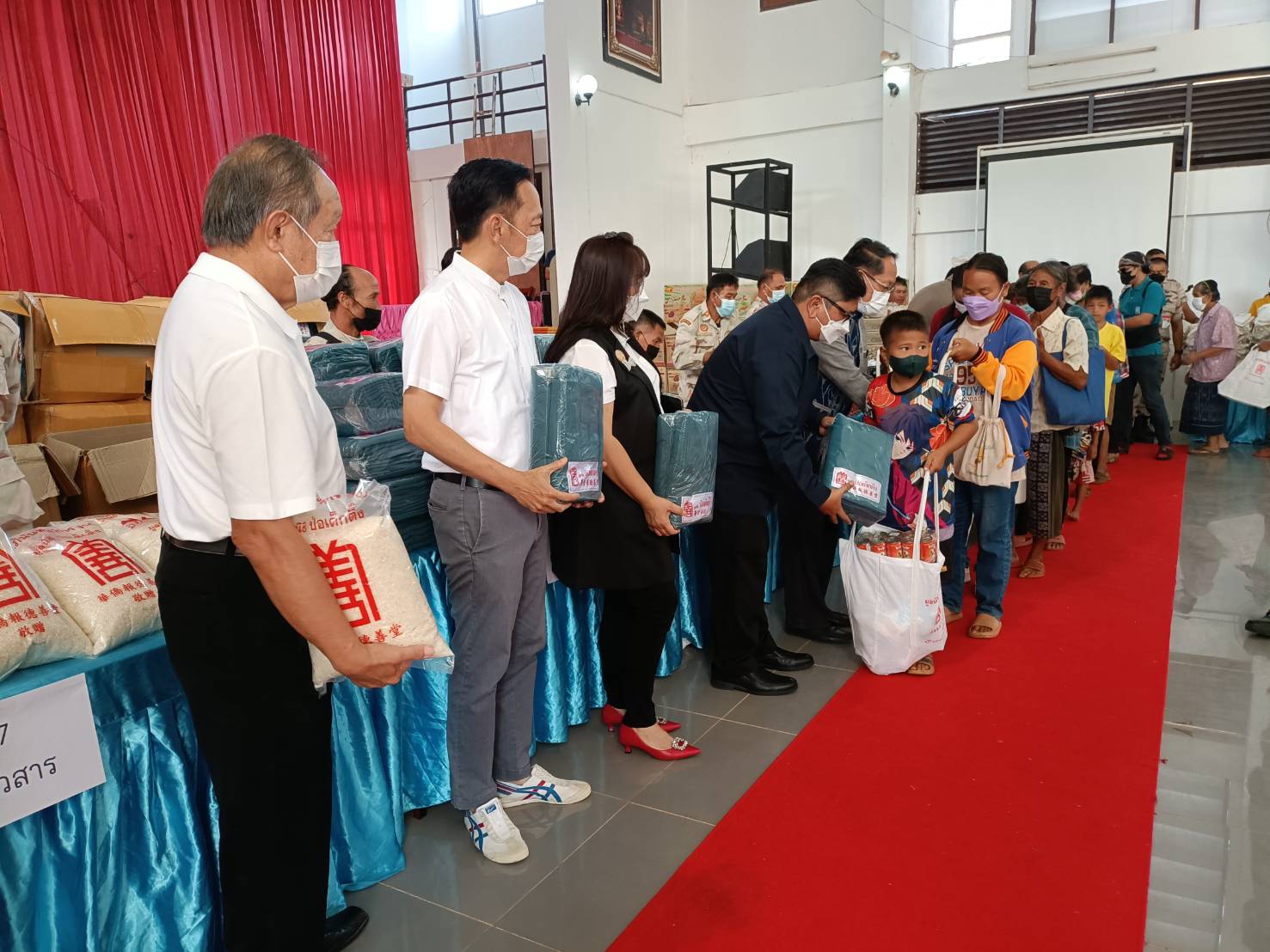 นครพนมร่วมแจกผ้าห่มและเครื่องอุปโภคบริโภค