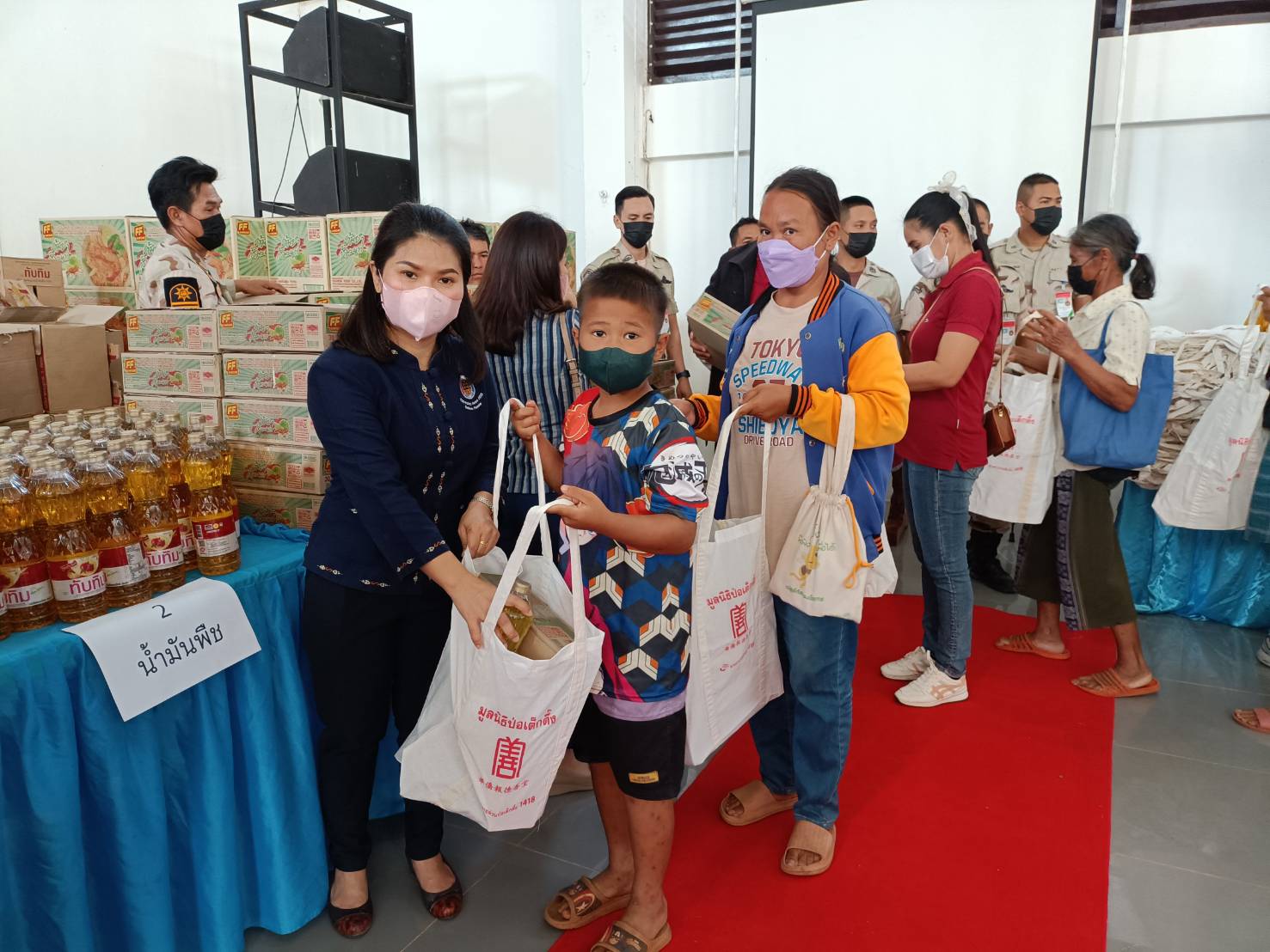 นครพนมร่วมแจกผ้าห่มและเครื่องอุปโภคบริโภค