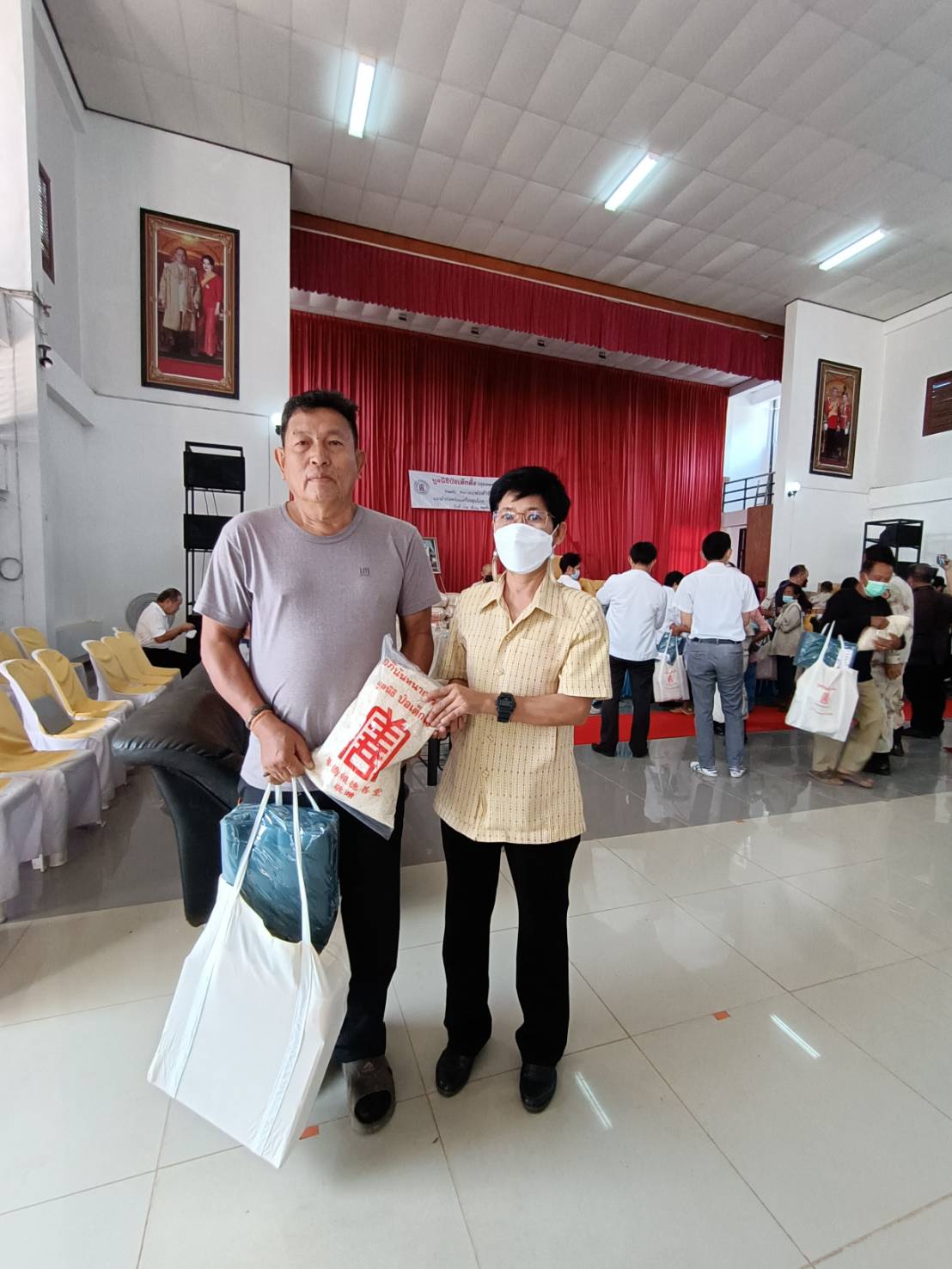 นครพนมร่วมแจกผ้าห่มและเครื่องอุปโภคบริโภค