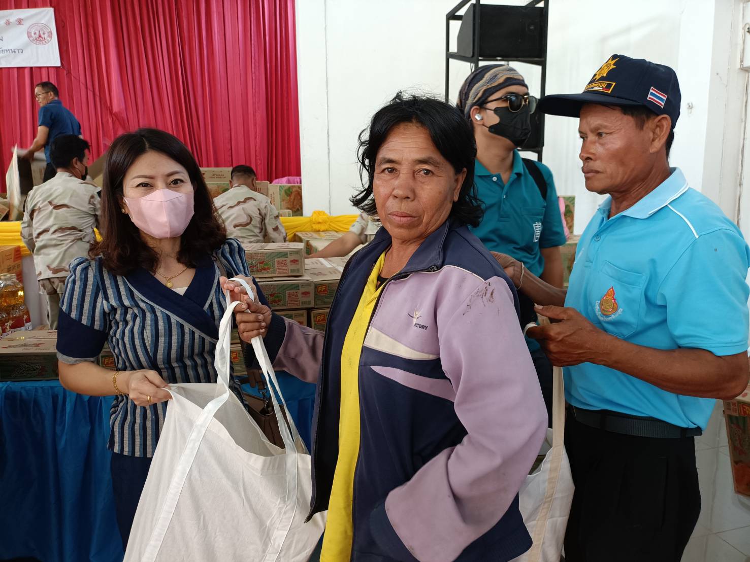 นครพนมร่วมแจกผ้าห่มและเครื่องอุปโภคบริโภค