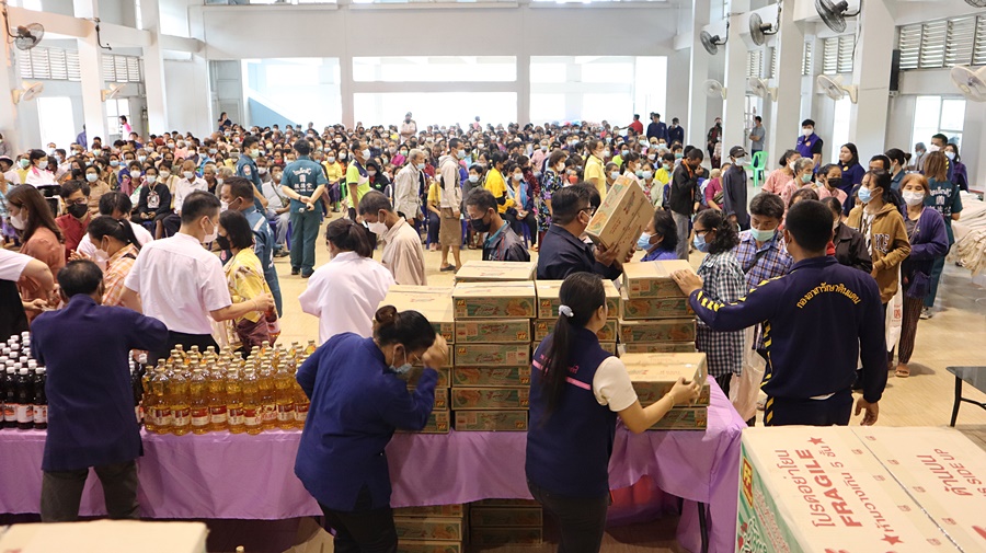 นครพนม ร่วมจัดกิจกรรมแจกผ้าห่มและเครื่องอุปโภค-บริโภคป้องกันภัยหนาว