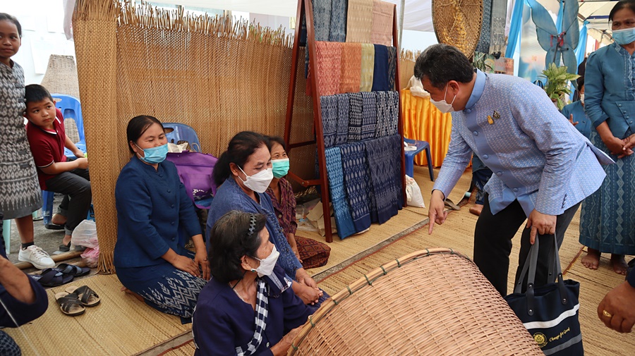 ปท. เปิดงานรวมพลังสตรีไทนาหว้า เทิดไท้ 90 พรรษา พระมารดาแห่งผ้าไทย และฉลองครบรอบ 50 ปี โครงการศิลปาชีพ