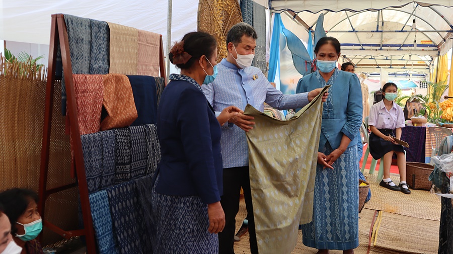 ปท. เปิดงานรวมพลังสตรีไทนาหว้า เทิดไท้ 90 พรรษา พระมารดาแห่งผ้าไทย และฉลองครบรอบ 50 ปี โครงการศิลปาชีพ