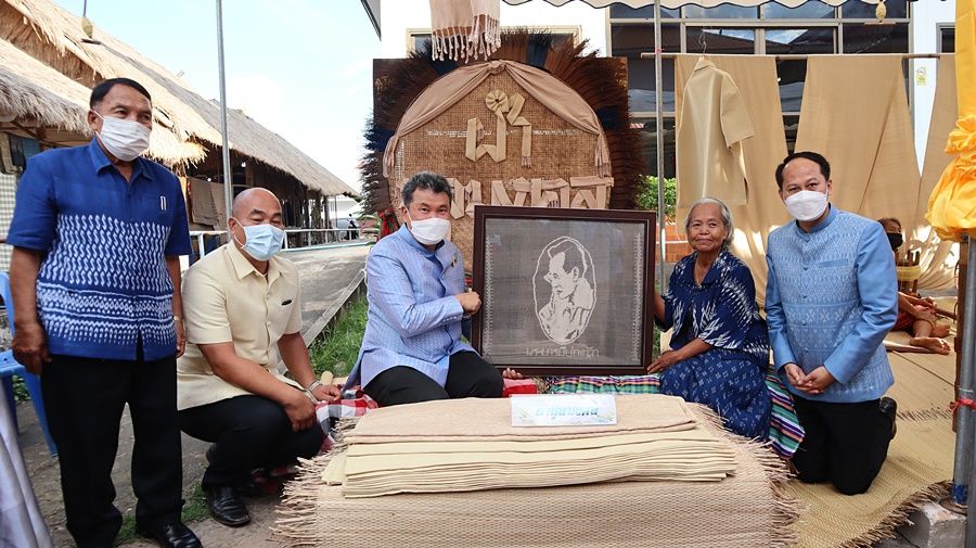 ปท. เปิดงานรวมพลังสตรีไทนาหว้า เทิดไท้ 90 พรรษา พระมารดาแห่งผ้าไทย และฉลองครบรอบ 50 ปี โครงการศิลปาชีพ