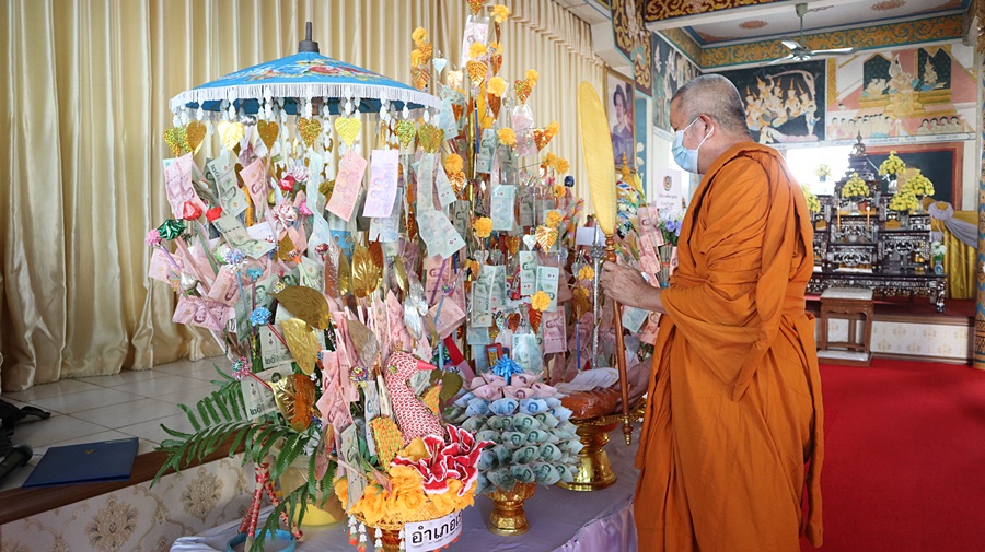 นครพนม จัดกิจกรรมพิธีทอดผ้าป่าสมทบกองทุนแม่ของแผ่นดิน ปี 2565