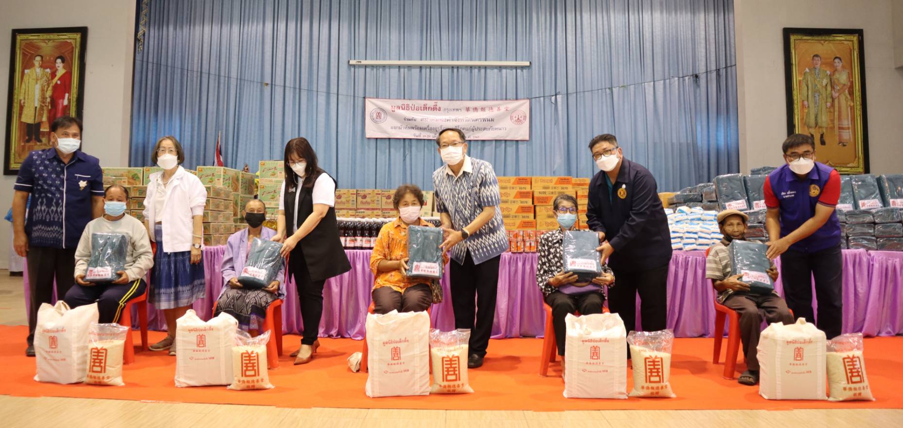นครพนม ร่วมจัดกิจกรรมแจกผ้าห่มและเครื่องอุปโภค-บริโภคป้องกันภัยหนาว