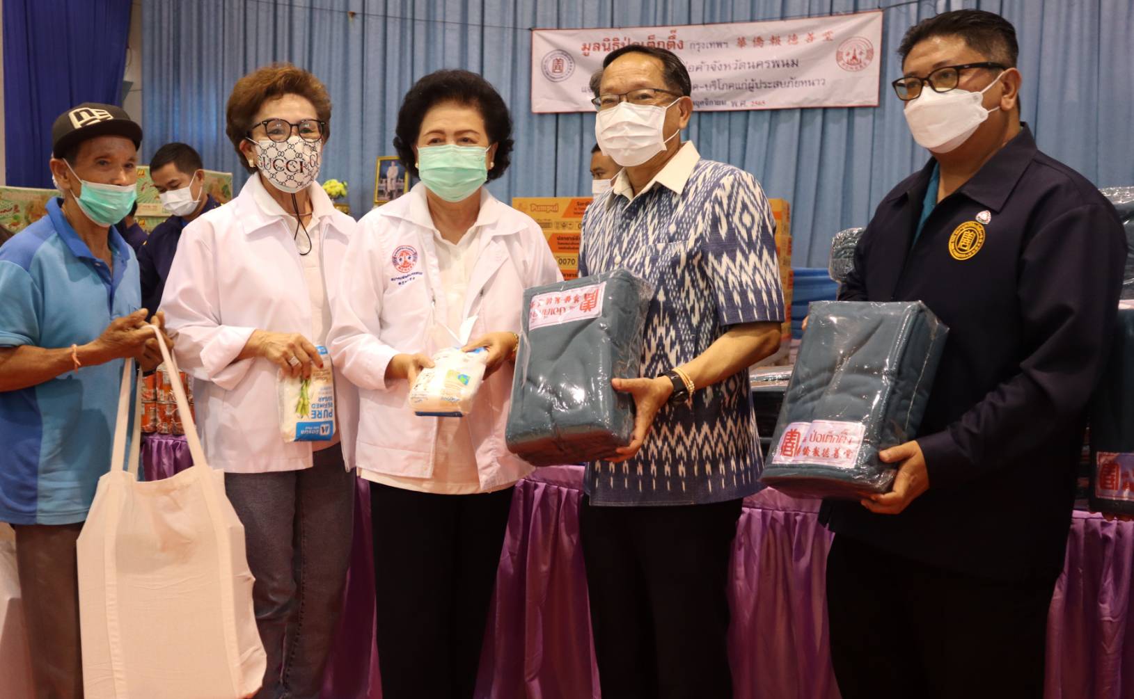 นครพนม ร่วมจัดกิจกรรมแจกผ้าห่มและเครื่องอุปโภค-บริโภคป้องกันภัยหนาว