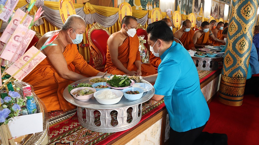 นครพนม จัดกิจกรรมพิธีทอดผ้าป่าสมทบกองทุนแม่ของแผ่นดิน ปี 2565