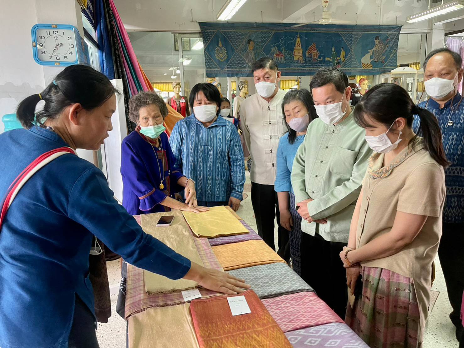 อธิบดีกรมการพัฒนาชุมชน ตรวจติดตามการดำเนินโครงการสืบสานพระราชปณิธาน “นาหว้าโมเดล” ในโอกาสครบรอบ 50 ปี โครงการศิลปาชีพ