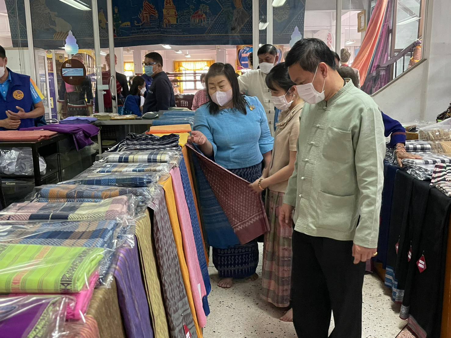 อธิบดีกรมการพัฒนาชุมชน ตรวจติดตามการดำเนินโครงการสืบสานพระราชปณิธาน “นาหว้าโมเดล” ในโอกาสครบรอบ 50 ปี โครงการศิลปาชีพ