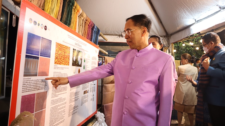 สนองพระดำริสมเด็จเจ้าฟ้าสิริวัณณวรีฯ ปลุกกระแสผ้าไทย อนุรักษ์ภูมิปัญญาและพัฒนาต่อยอดผ้าไทยสู่ความยั่งยืน ในงานเทศกาล “ร้อยหลาก พรรณราย ผ้าไทยนครพนม” 2023