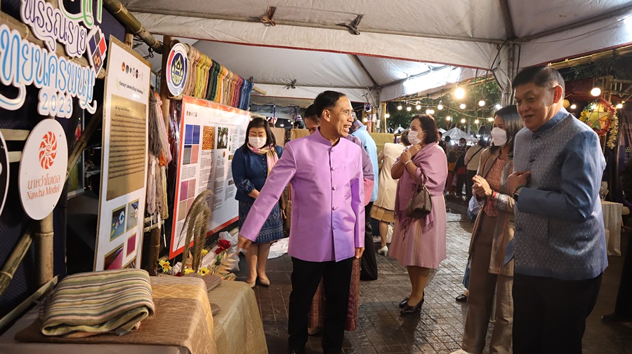 สนองพระดำริสมเด็จเจ้าฟ้าสิริวัณณวรีฯ ปลุกกระแสผ้าไทย อนุรักษ์ภูมิปัญญาและพัฒนาต่อยอดผ้าไทยสู่ความยั่งยืน ในงานเทศกาล “ร้อยหลาก พรรณราย ผ้าไทยนครพนม” 2023