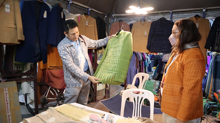 ผตร.กรมการพัฒนาชุมชน เยี่ยมชมกิจกรรมร้อยหลาก พรรณราย ผ้าไทยนครพนม