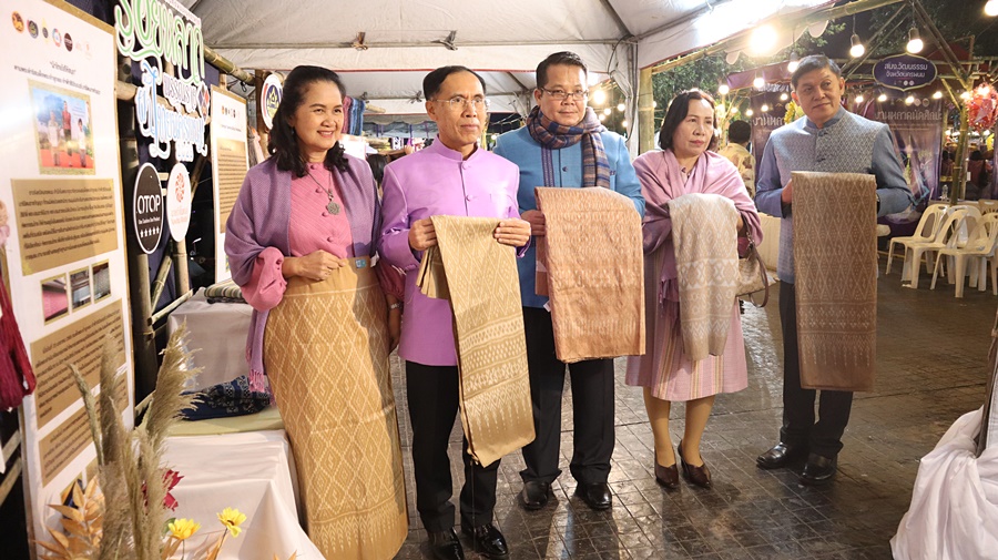 สนองพระดำริสมเด็จเจ้าฟ้าสิริวัณณวรีฯ ปลุกกระแสผ้าไทย อนุรักษ์ภูมิปัญญาและพัฒนาต่อยอดผ้าไทยสู่ความยั่งยืน ในงานเทศกาล “ร้อยหลาก พรรณราย ผ้าไทยนครพนม” 2023