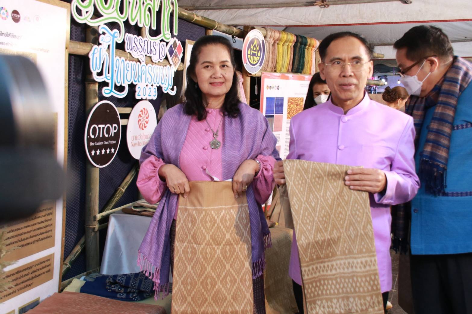 สนองพระดำริสมเด็จเจ้าฟ้าสิริวัณณวรีฯ ปลุกกระแสผ้าไทย อนุรักษ์ภูมิปัญญาและพัฒนาต่อยอดผ้าไทยสู่ความยั่งยืน ในงานเทศกาล “ร้อยหลาก พรรณราย ผ้าไทยนครพนม” 2023