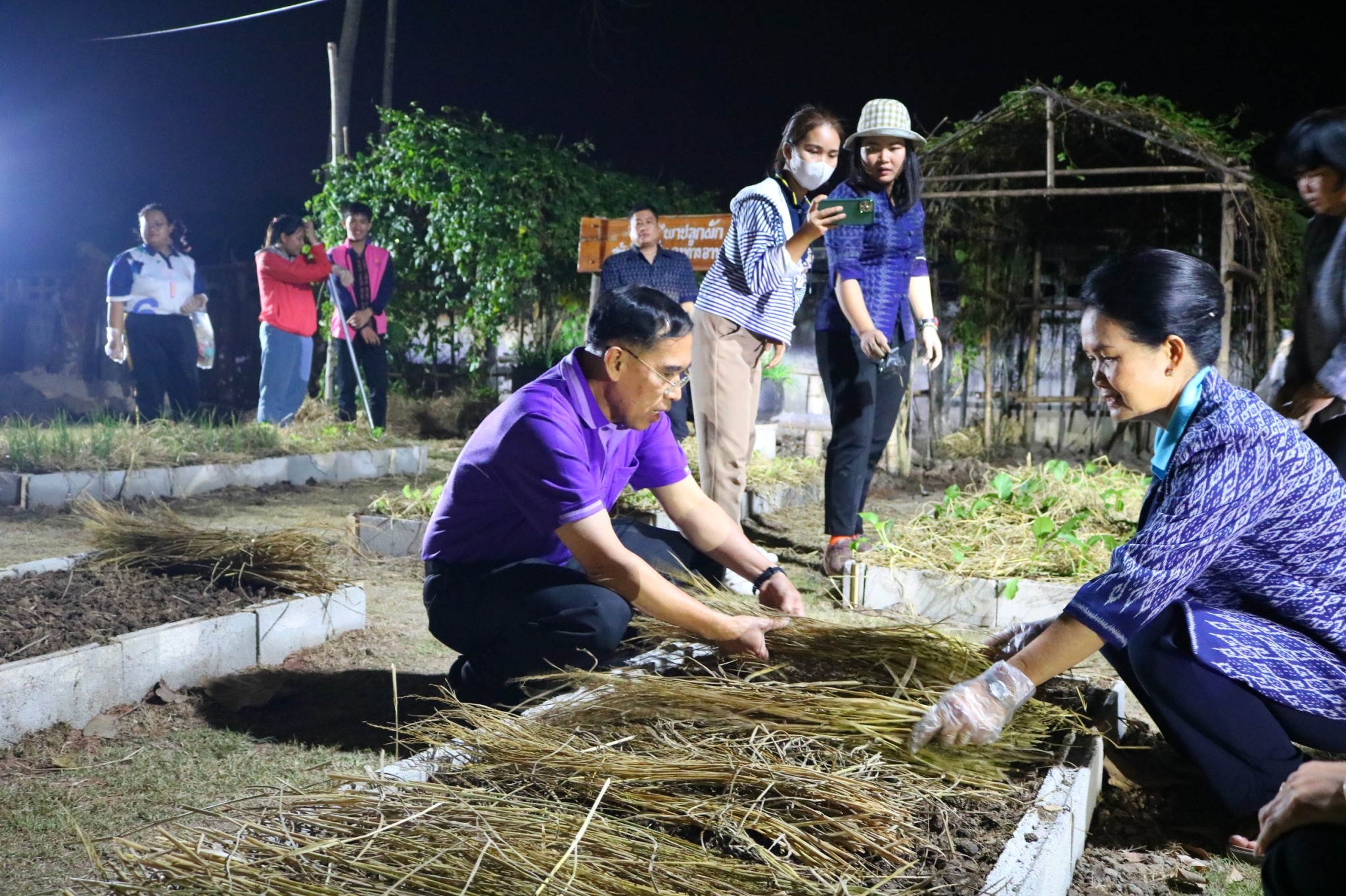 ผู้ว่าราชการจังหวัดนครพนม พาปลูกผัก สร้างความมั่นคงทางอาหาร “ผู้นำต้องทำก่อน”