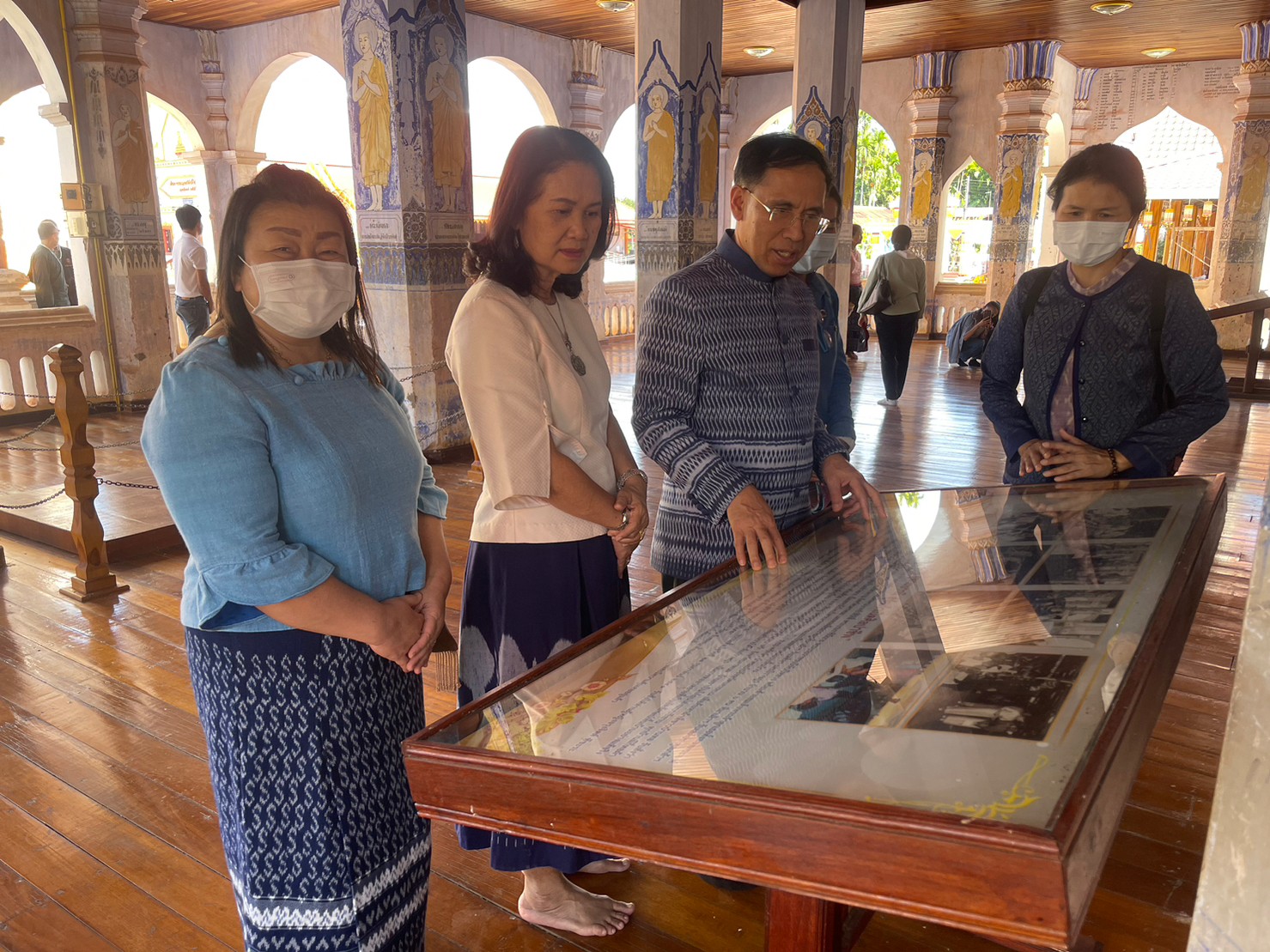 ผู้ว่าราชการจังหวัดนครพนม ตรวจเยี่ยมให้กำลังใจ และให้แนวทางการพัฒนาสู่ความยั่งยืน แก่กลุ่มเป้าหมายการดำเนินโครงการสืบสานพระราชปณิธาน นาหว้าโมเดล ในโอกาสครบรอบ 50 ปี โครงการศิลปาชีพ