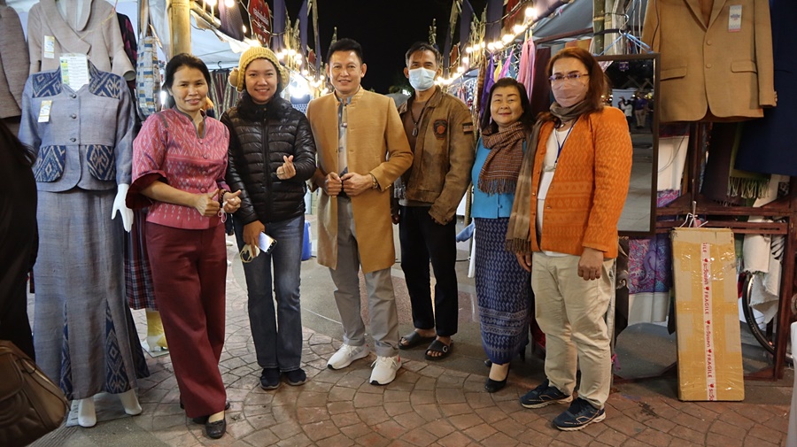 ผตร.กรมการพัฒนาชุมชน เยี่ยมชมกิจกรรมร้อยหลาก พรรณราย ผ้าไทยนครพนม