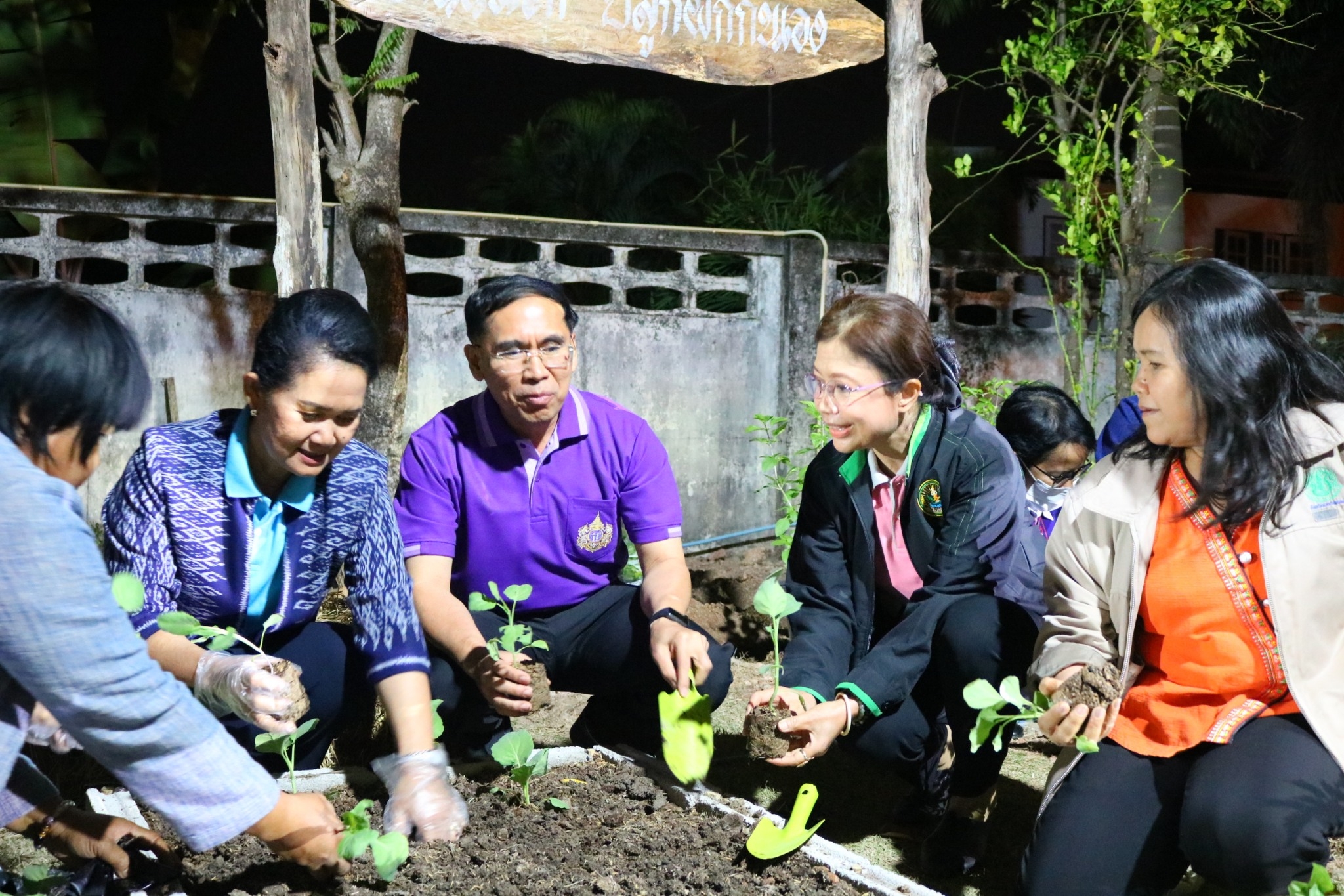 ผู้ว่าราชการจังหวัดนครพนม พาปลูกผัก สร้างความมั่นคงทางอาหาร “ผู้นำต้องทำก่อน”