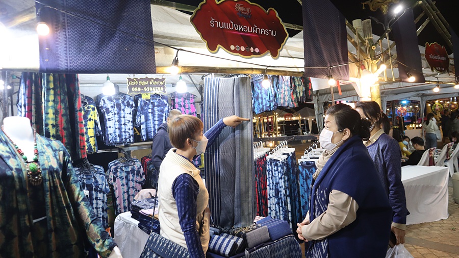 OTOP นครพนม ยกทัพรับลมหนาว ในงาน “ร้อยหลาก พรรณราย ผ้าไทยนครพนม” 2022 – 2023