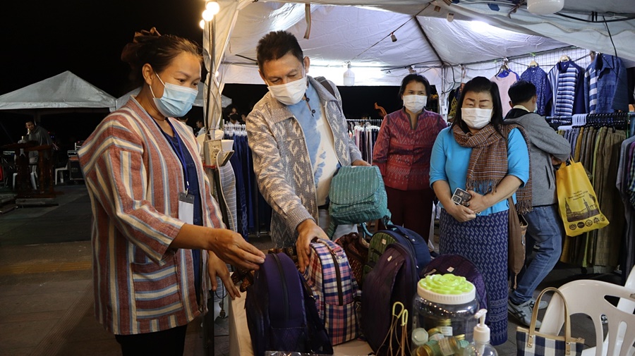 ผตร.กรมการพัฒนาชุมชน เยี่ยมชมกิจกรรมร้อยหลาก พรรณราย ผ้าไทยนครพนม