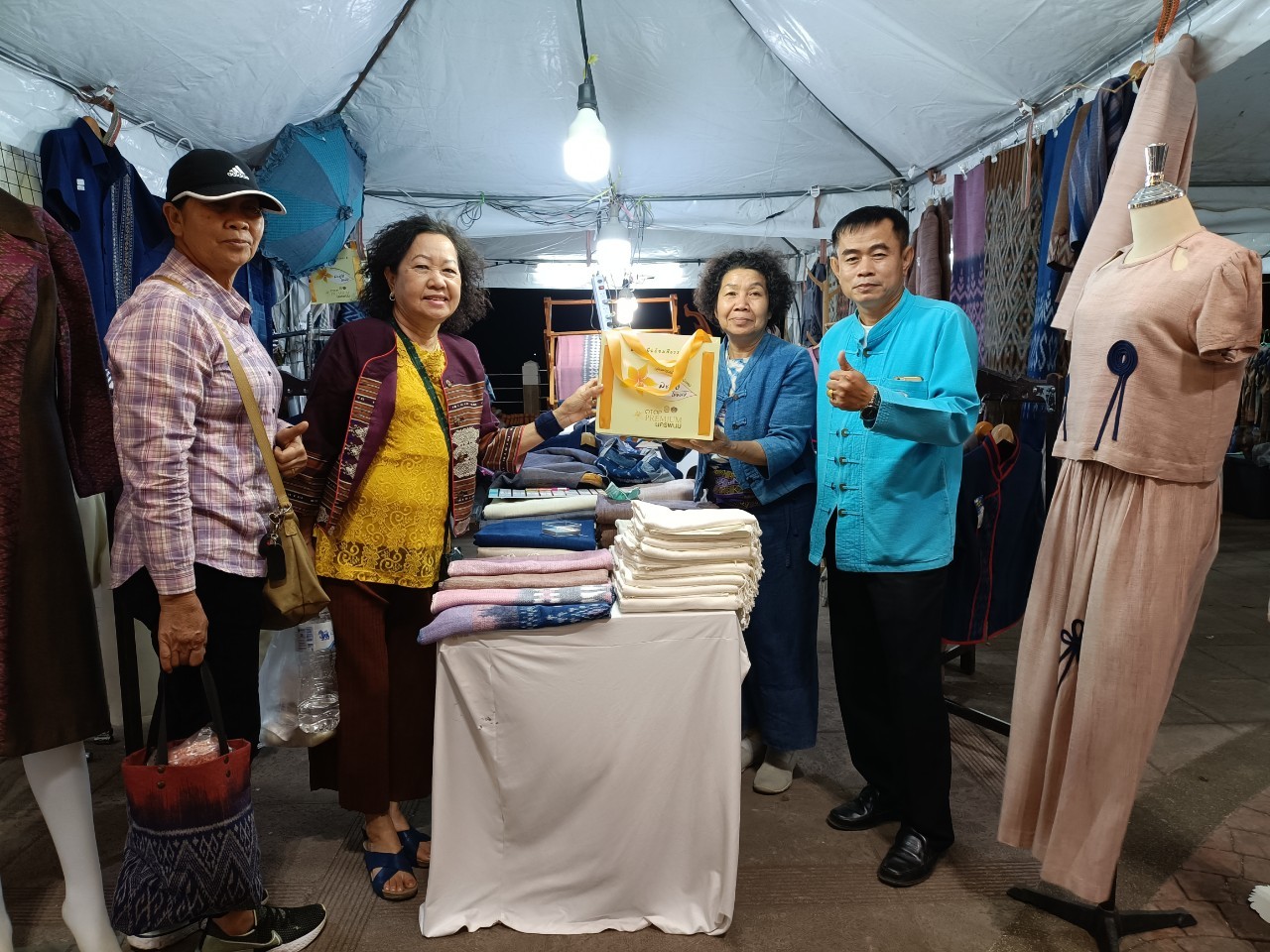 OTOP นครพนม ยกทัพรับลมหนาว ในงาน “ร้อยหลาก พรรณราย ผ้าไทยนครพนม” 2022 – 2023