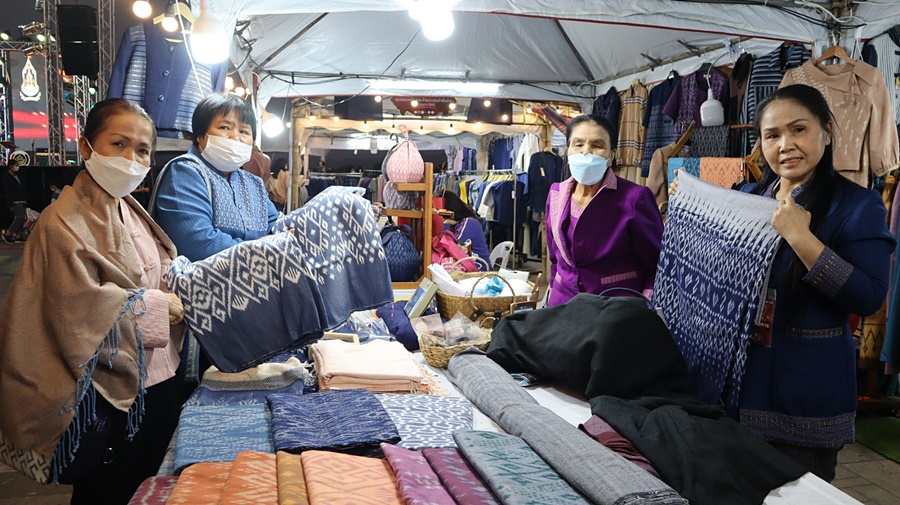 ผตร.กรมการพัฒนาชุมชน เยี่ยมชมกิจกรรมร้อยหลาก พรรณราย ผ้าไทยนครพนม