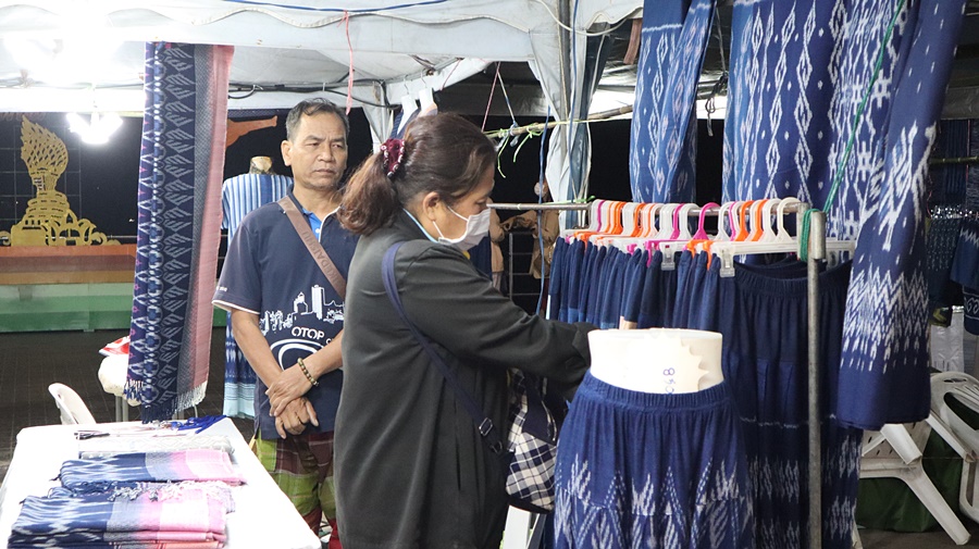 OTOP นครพนม ยกทัพรับลมหนาว ในงาน “ร้อยหลาก พรรณราย ผ้าไทยนครพนม” 2022 – 2023