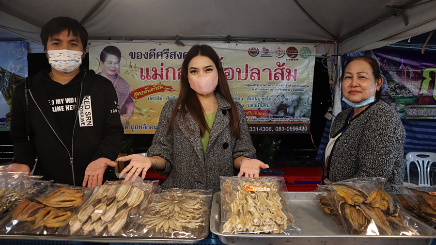 OTOP นครพนม ยกทัพรับลมหนาว ในงาน “ร้อยหลาก พรรณราย ผ้าไทยนครพนม” 2022 – 2023