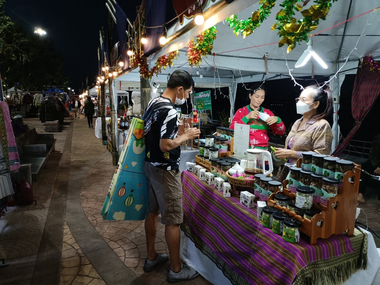 OTOP นครพนม ยกทัพรับลมหนาว ในงาน “ร้อยหลาก พรรณราย ผ้าไทยนครพนม” 2022 – 2023