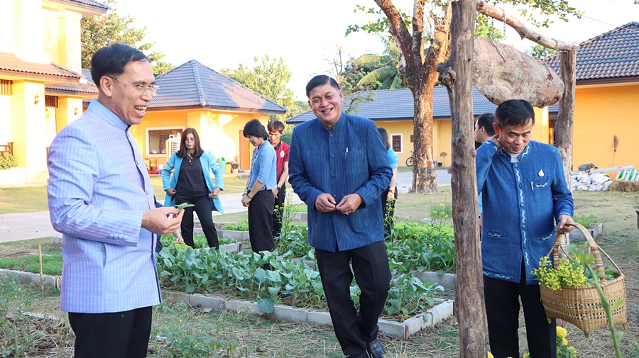 พ่อเมืองนครพนม พาปลูกผัก สร้างความมั่นคงทางอาหาร “ผู้นำต้องทำก่อน”
